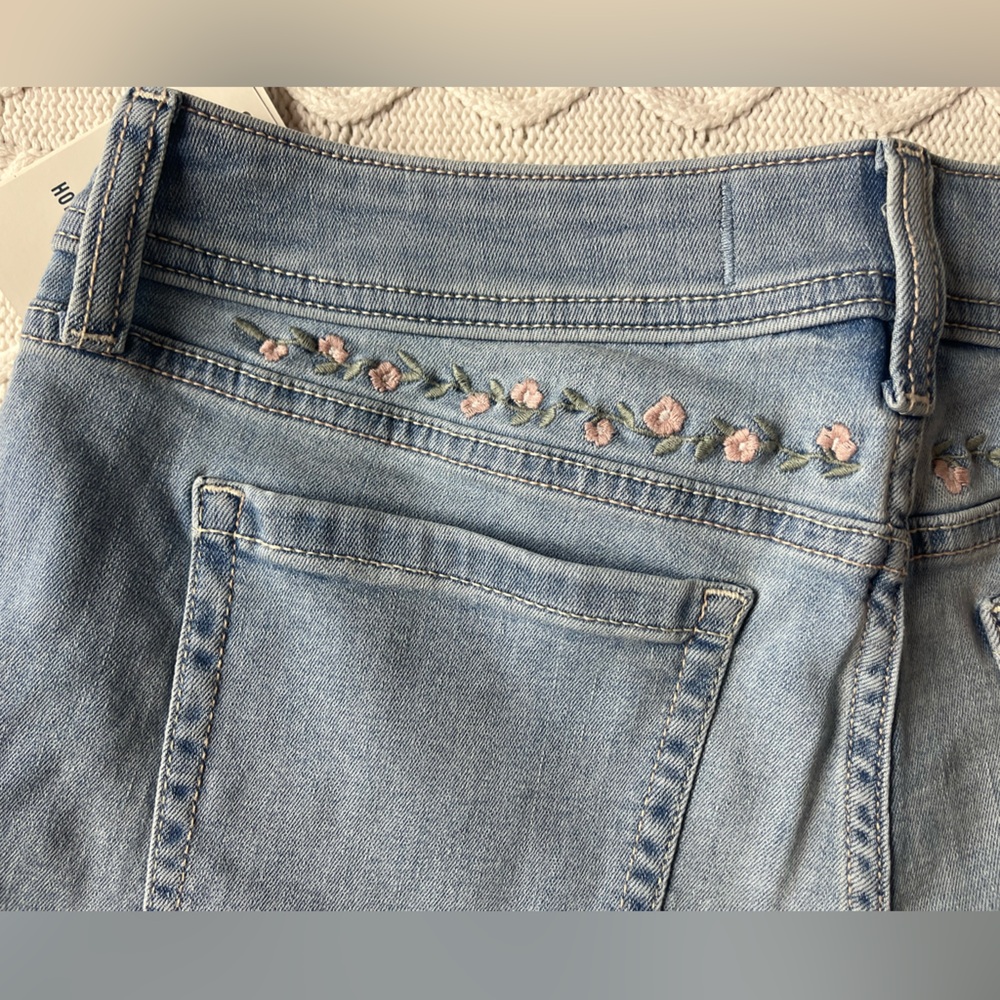 Hollister Women's Light Wash Floral Embroidered Shortie Jean Shorts Size 8 - Picture 12 of 15